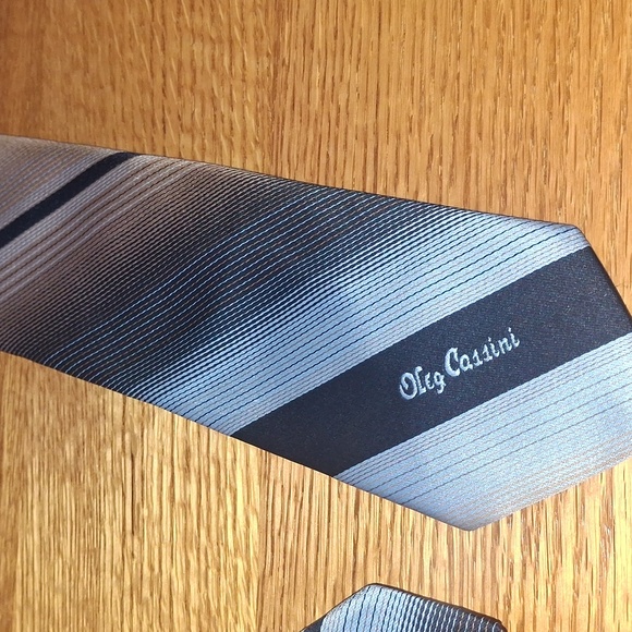 Oleg Cassini Classic Striped Tie - Picture 2 of 4